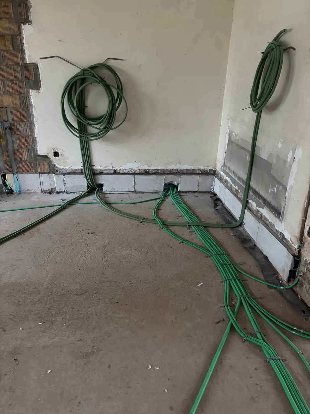 groene flexbuizen over vloer tijdens renovatie, geplaatst door Wattra
