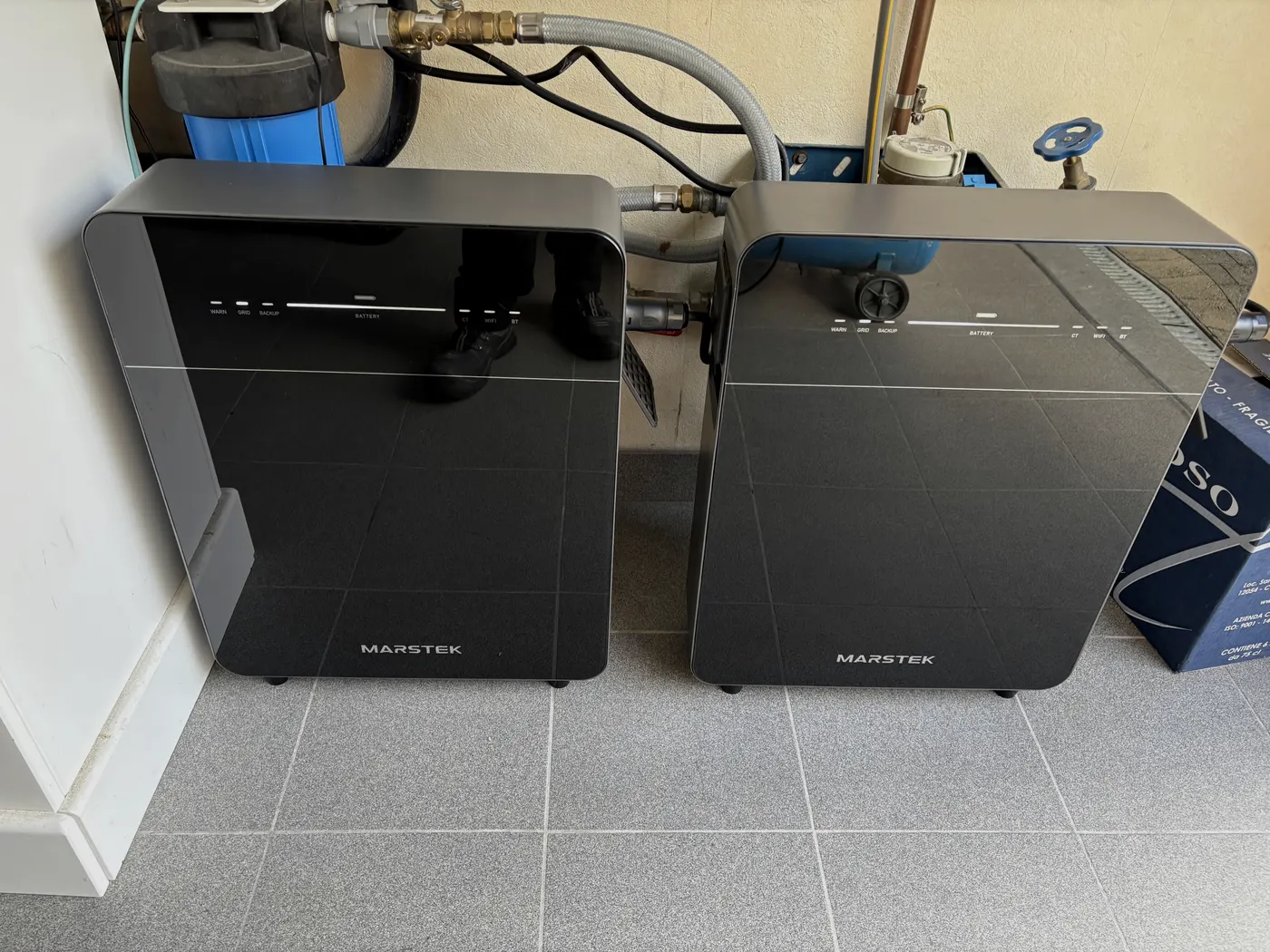 Twee Marstek batterijen naast elkaar in berging, geplaatst door Wattra