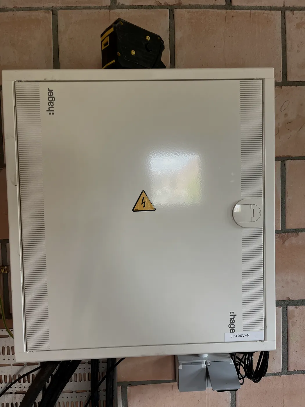 gesloten witte Hager verdeelkast op muur, geplaatst door Wattra