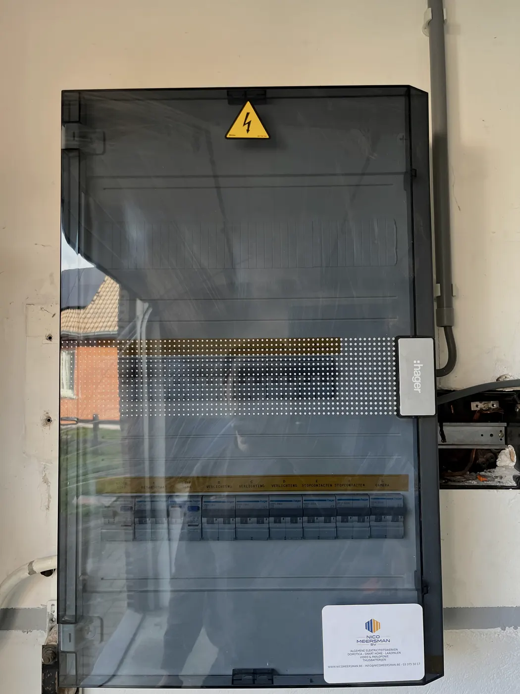 Nieuwe verdeelkast met rookglazen deur in garage, geplaatst door Wattra