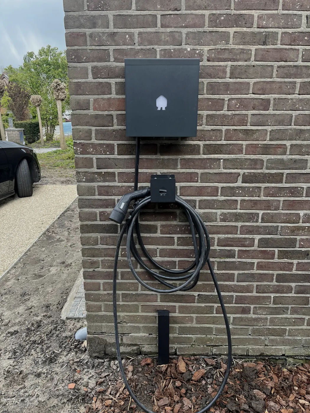 laadpaal op hoek van woning bij oprit, geplaatst door Wattra