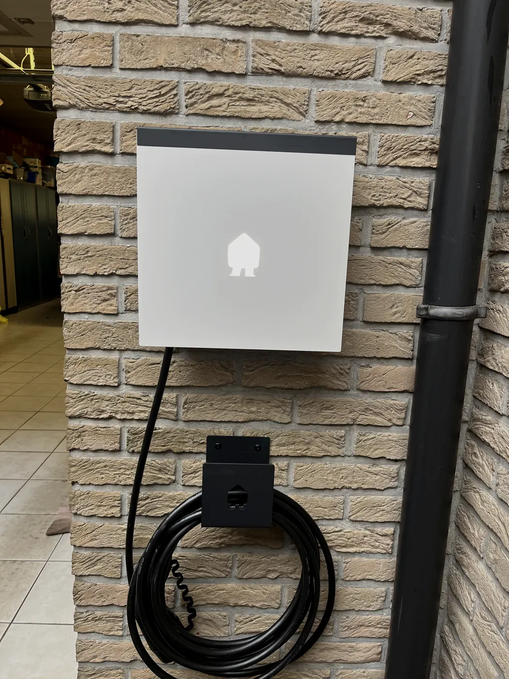 witte laadpaal op gevelsteen, halfoverdekt, geplaatst door Wattra