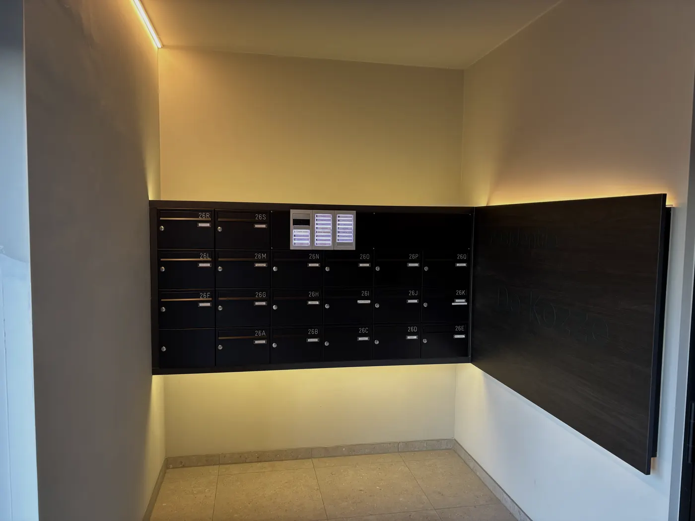 Brievenbussenwand met videofoonmodule in appartementshal, geplaatst door Wattra