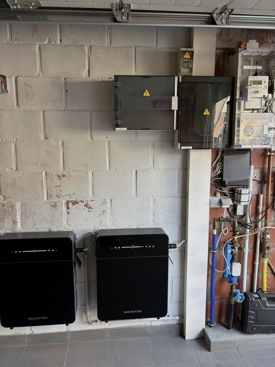Twee Marstek batterijen met verdeelkasten en meteropstelling garage, geplaatst door Wattra