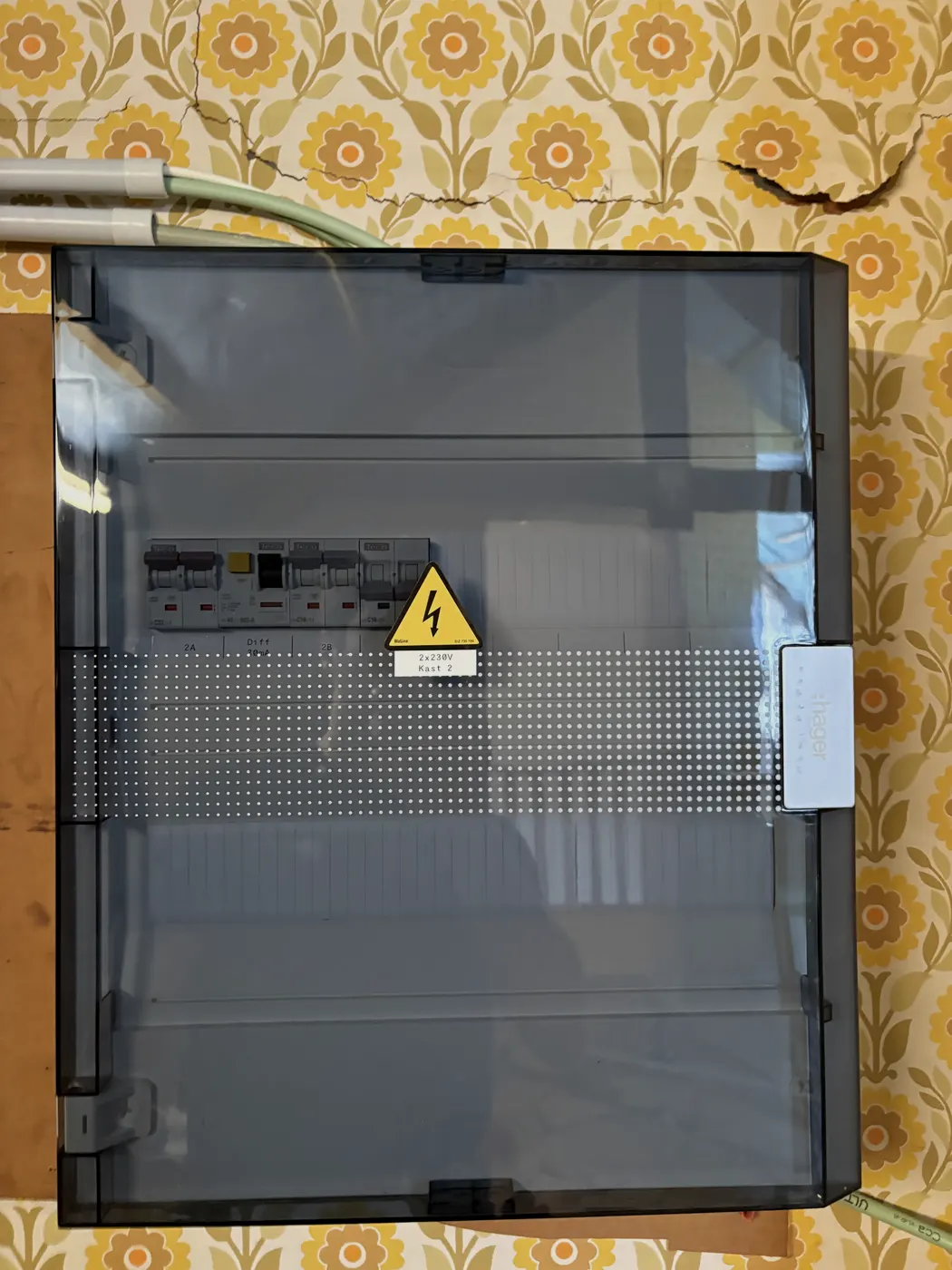 Nieuwe zekeringkast met rookglazen deksel op retro behang, geplaatst door Wattra