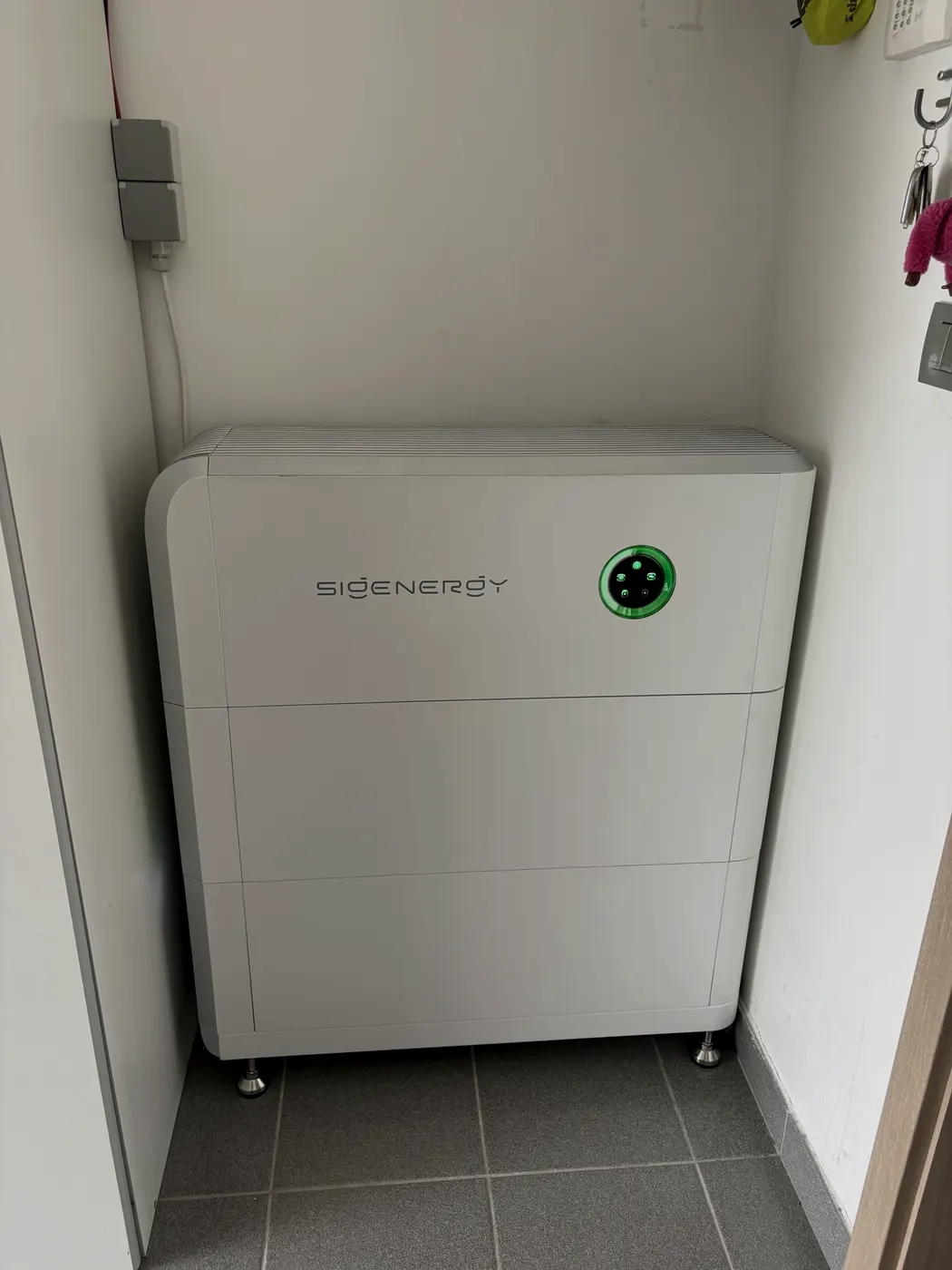 Witte Sigenergy SigenStor batterij netjes in berging, geplaatst door Wattra