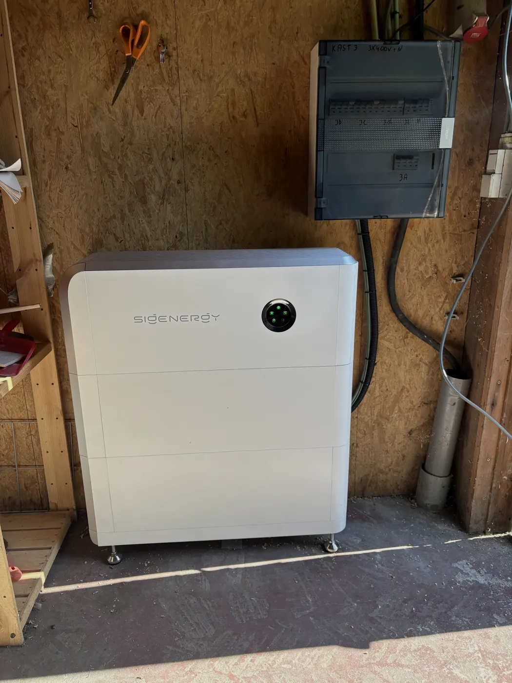 Witte Sigenergy SigenStor batterij in houten berging, geplaatst door Wattra