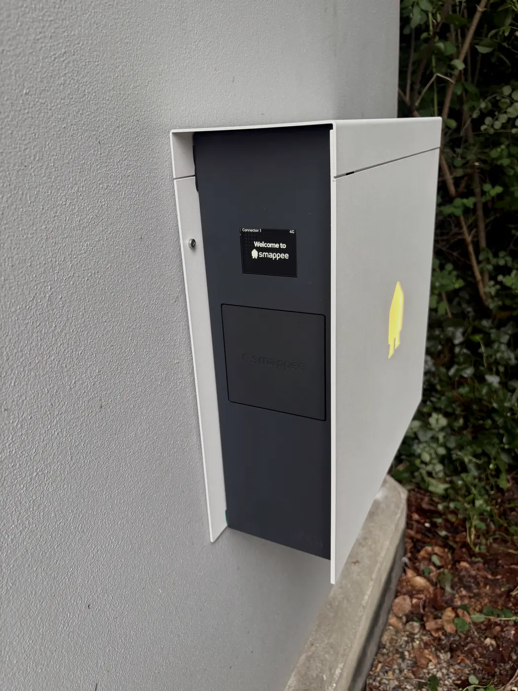 Smappee wallbox schuin zijaanzicht met display en logo, geplaatst door Wattra