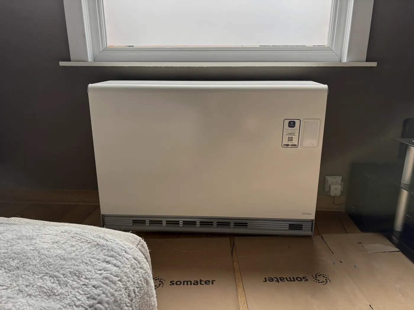 Accumulatieverwarming frontaal onder venster in slaapkamer, geplaatst door Wattra