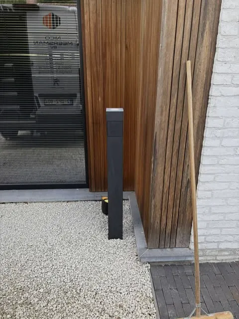 Smappee EV One laadpaal aan moderne inkom, geplaatst door Wattra