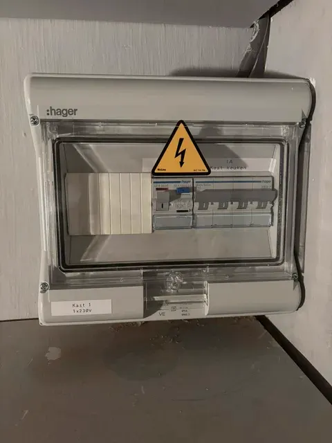 Klein Hager verdeelbord met transparant deksel, nette montage, geplaatst door Wattra