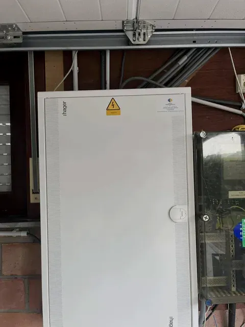 Gesloten witte Hager verdeelkast in garage, geplaatst door Wattra