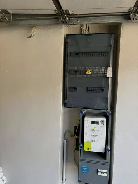 Verdeelbord met digitale meter netjes in garage, geplaatst door Wattra