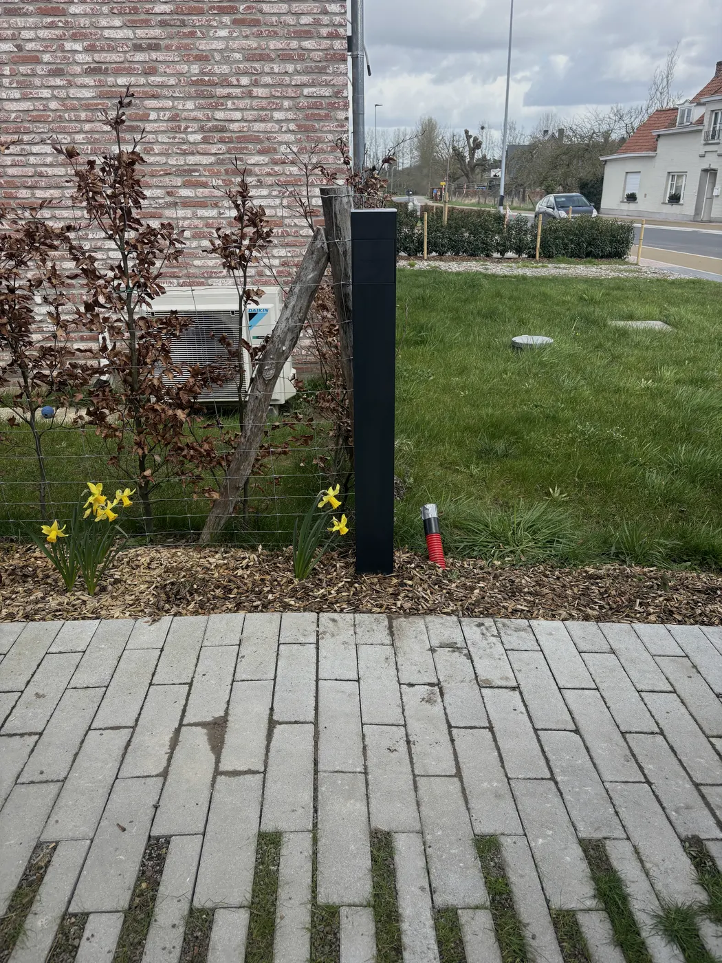 Zelfde laadpaalzuil in voortuin, frontaal genomen, geplaatst door Wattra