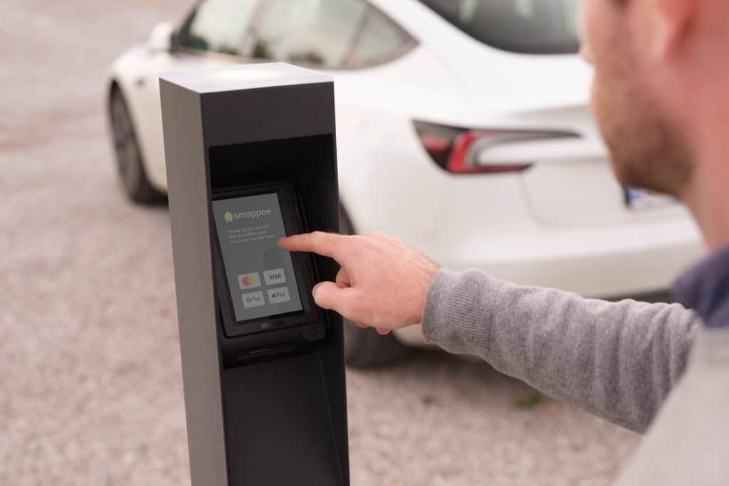 EV_Line-photography-Pay_station-1 Dockingstation voor elektronische betalingen bij elektrische auto’s, contactloos betalen met smartphone.