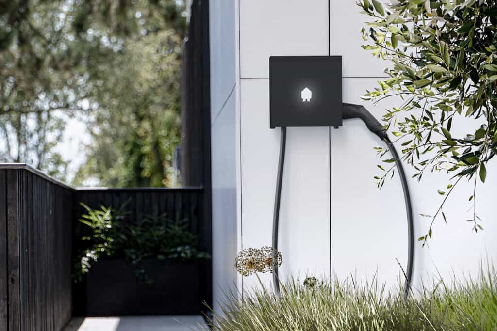 Elektrisch laadpunt voor elektrische voertuigen buiten bij modern huis.